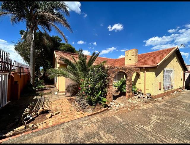 7 BEDROOM HOUSE FOR SALE IN SOPHIATOWN